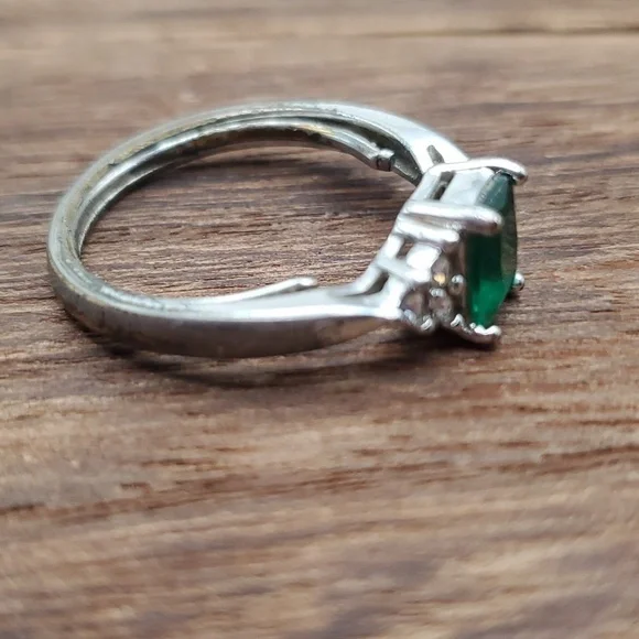Stunning Emerald glass collectors avon ring size 8 R250 - Picture 2 of 5